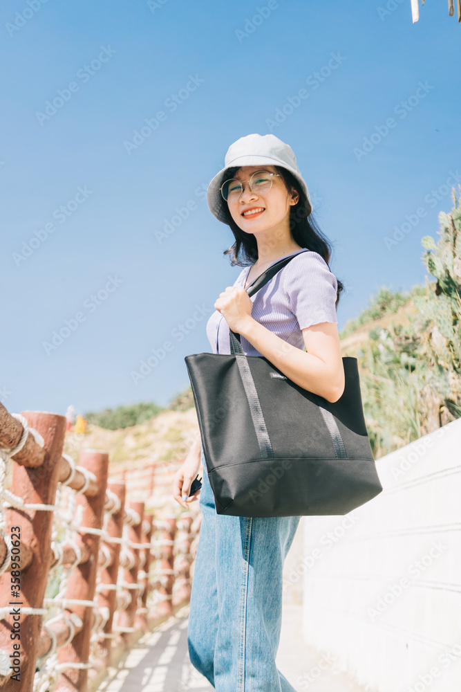 越南平定省奎恩市Eo Gio海边的一张女游客照片