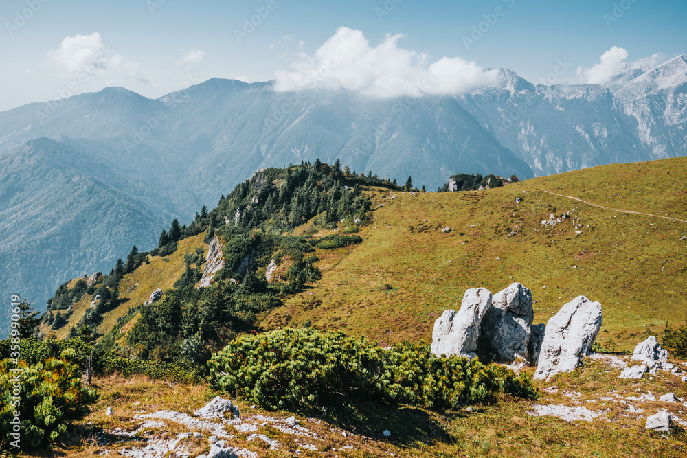 美丽的高山景观，可以看到山峰。夏天或秋天。Velika Planina或Big P