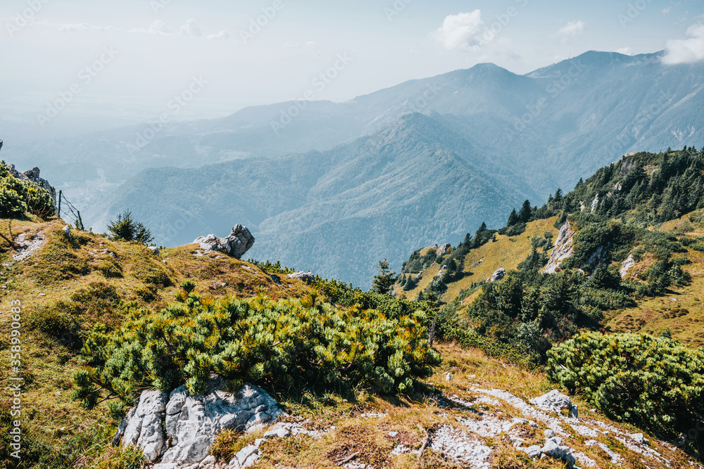 美丽的高山景观，可以看到山峰。夏天或秋天。Velika Planina或Big P