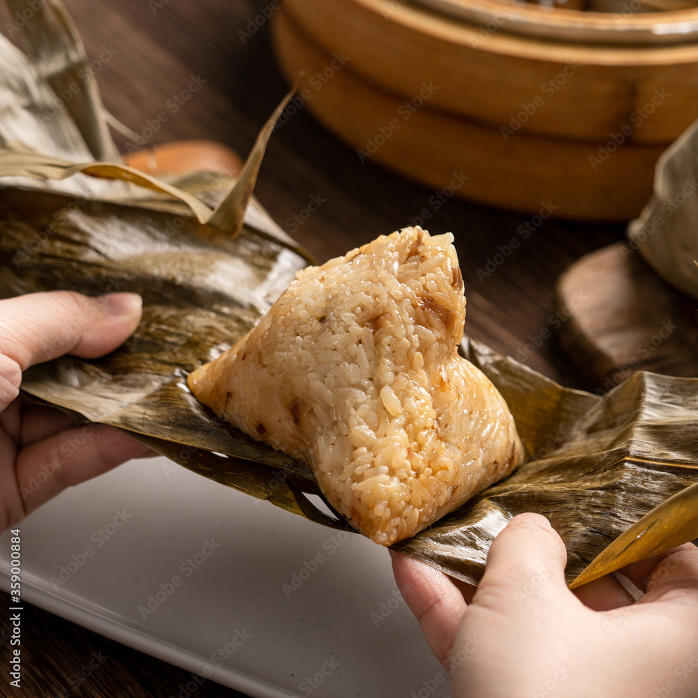 吃粽子-端午粽子亚洲年轻女子吃中国传统美食