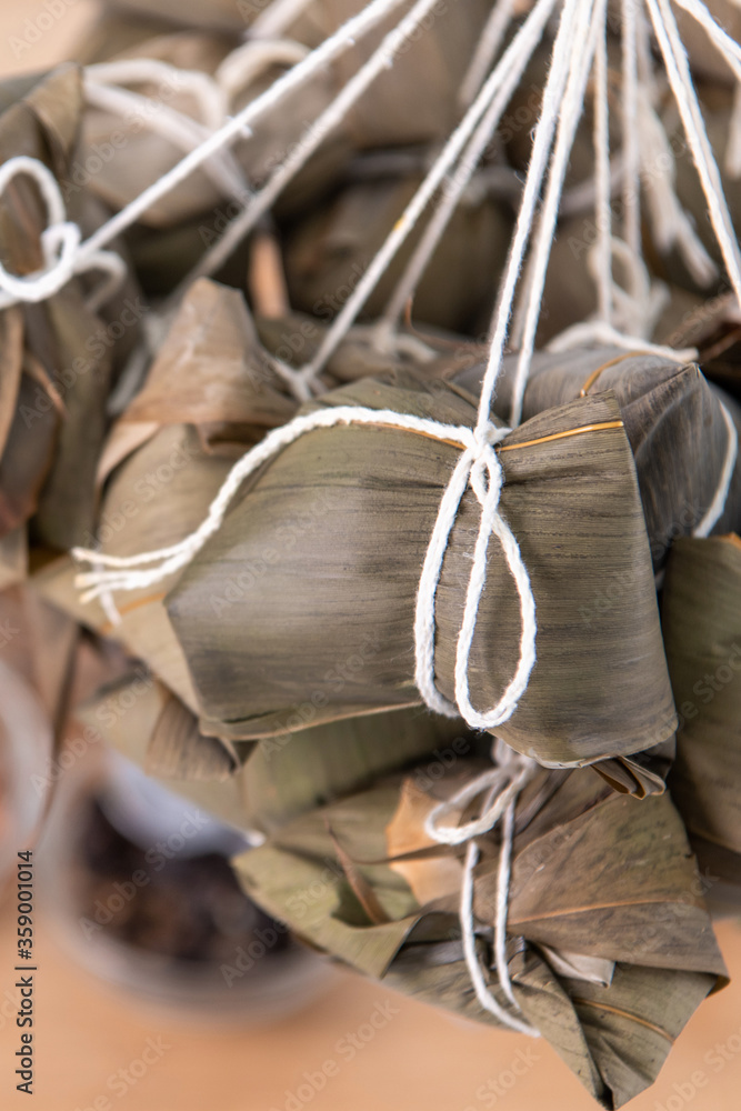 粽子——红砖墙木桌上的蒸笼里的中国粽子食品，靠窗