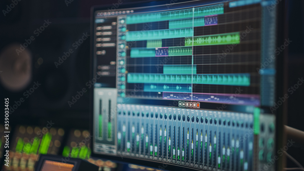 现代音乐录音室设备：显示DAW数字音频用户界面的计算机屏幕