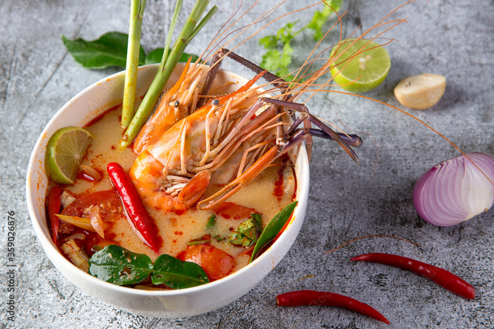 泰国菜，Tom Yum Kung在石头图案的白色杯子里