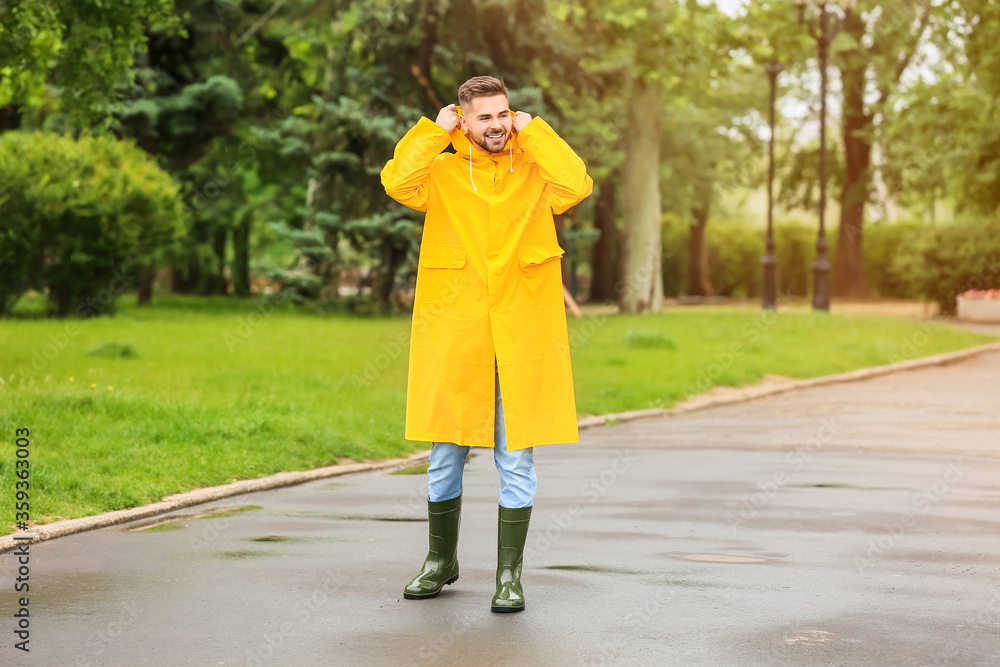 户外穿雨衣的年轻人