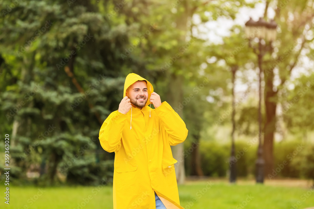 户外穿雨衣的年轻人