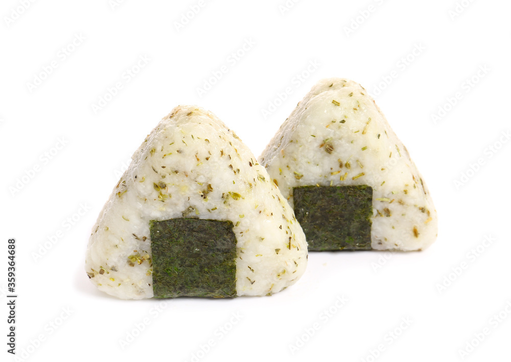 白色背景上的传统日本onigiri