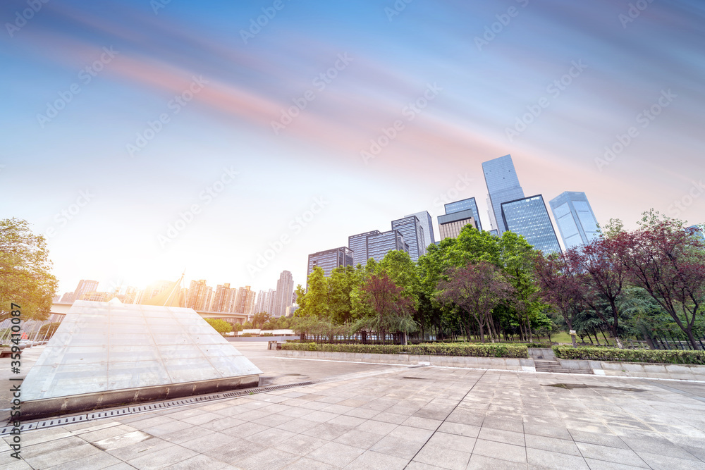 现代城市中空旷、现代的广场和摩天大楼