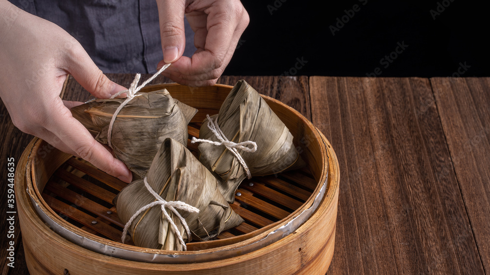 粽子，端午节，蒸笼里的一包中国传统熟食