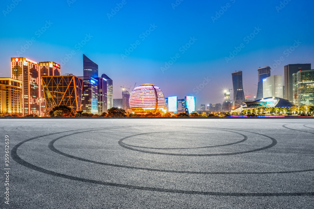 空旷的赛道道路和杭州夜晚的夜景，中国。