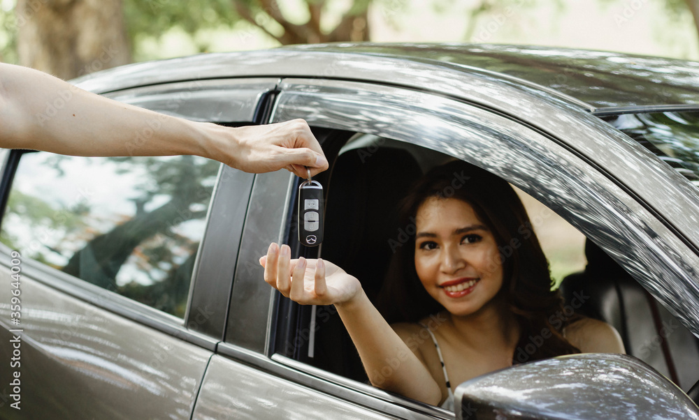 A car rental broker or an auto insurance agent gives the car keys to the customers who come in conta