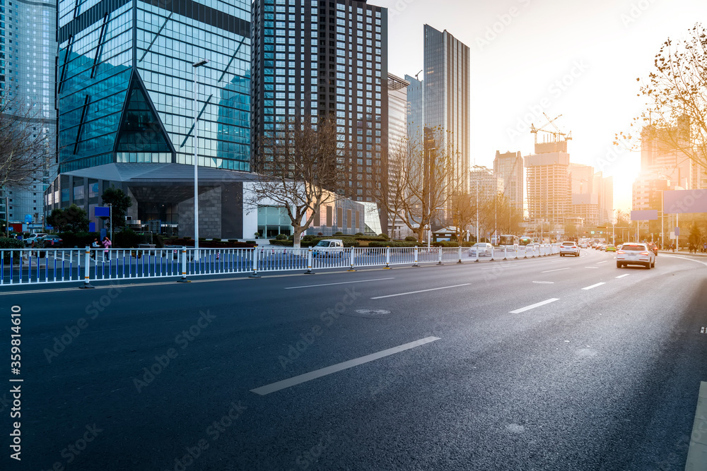 高速公路天际线与深圳建筑景观