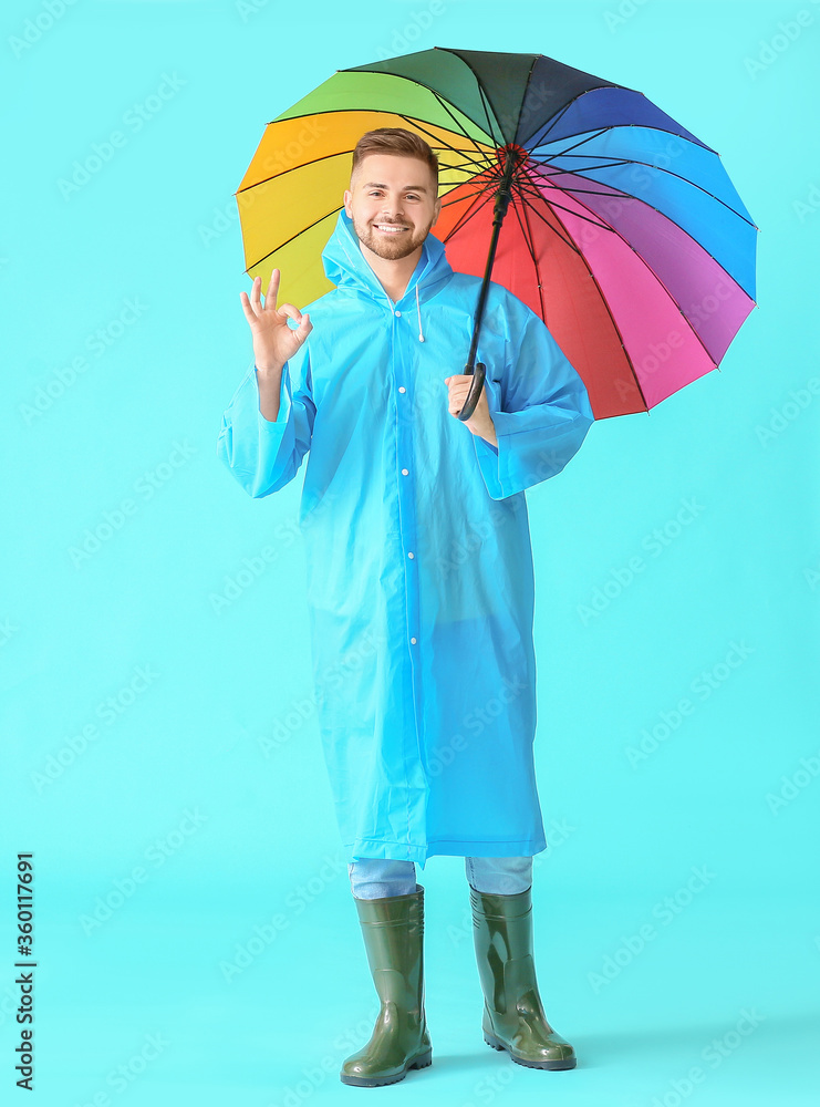 穿着雨衣、打着雨伞的年轻人，颜色背景显示OK