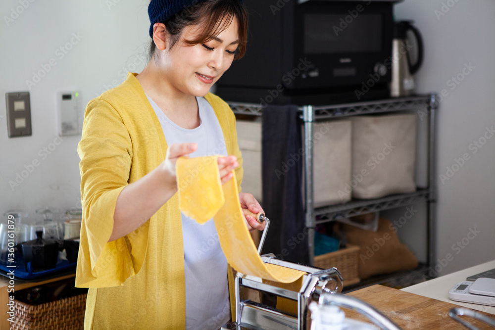 パスタ麺の製麺をする女性