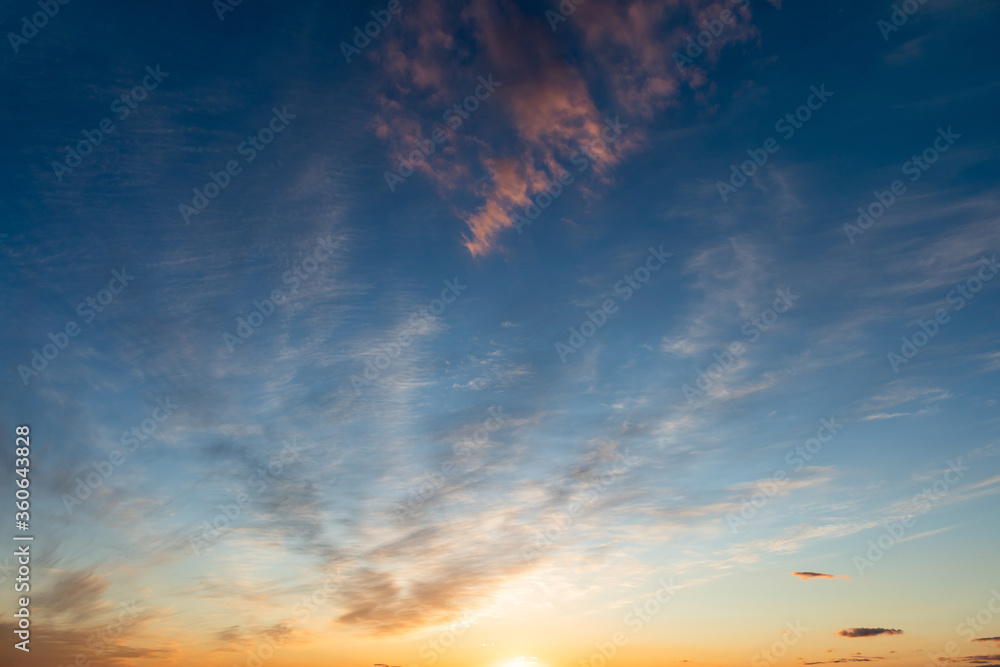 日落时的傍晚蓝天，地平线上的落日