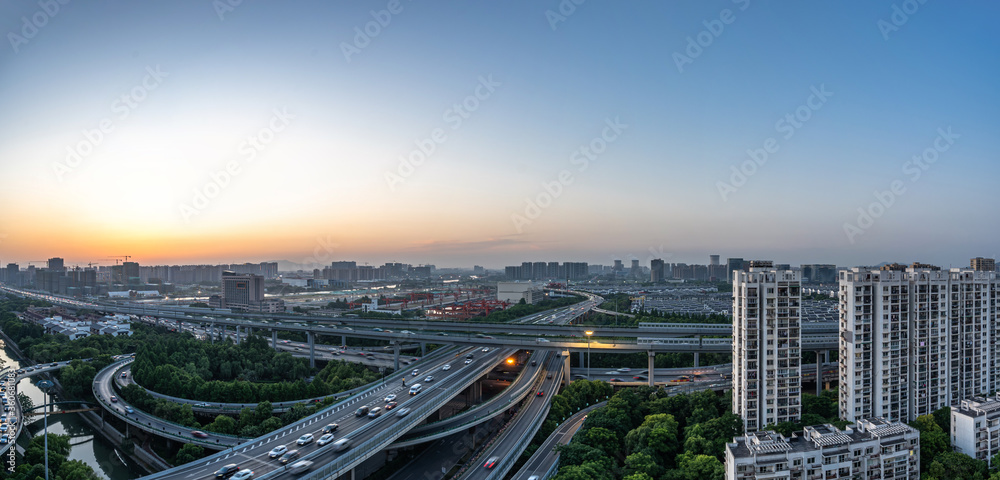 中国杭州城市天际线交通繁忙道路