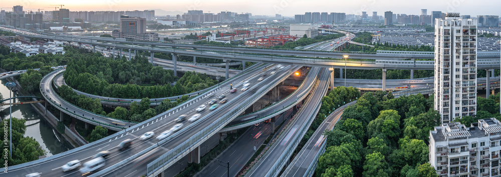 中国杭州城市天际线交通繁忙道路