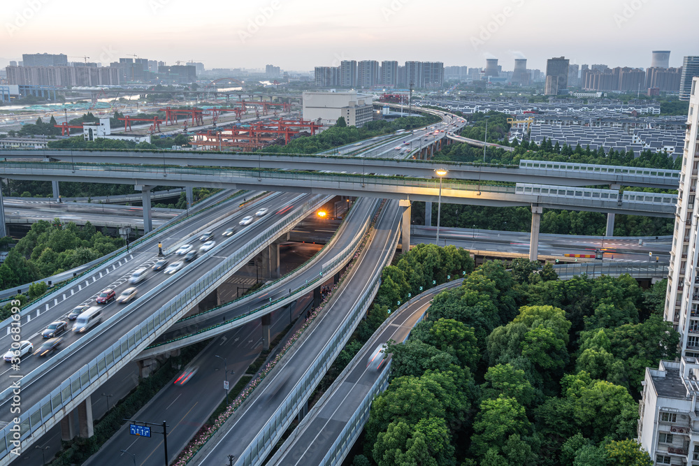 中国杭州城市天际线交通繁忙道路