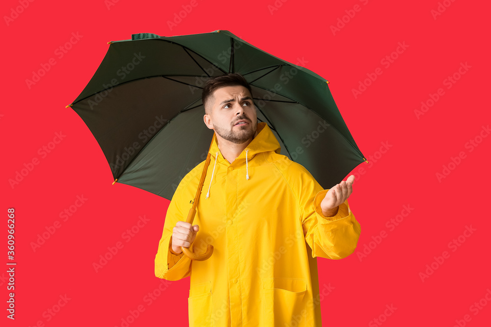 穿着雨衣、打着雨伞的年轻人