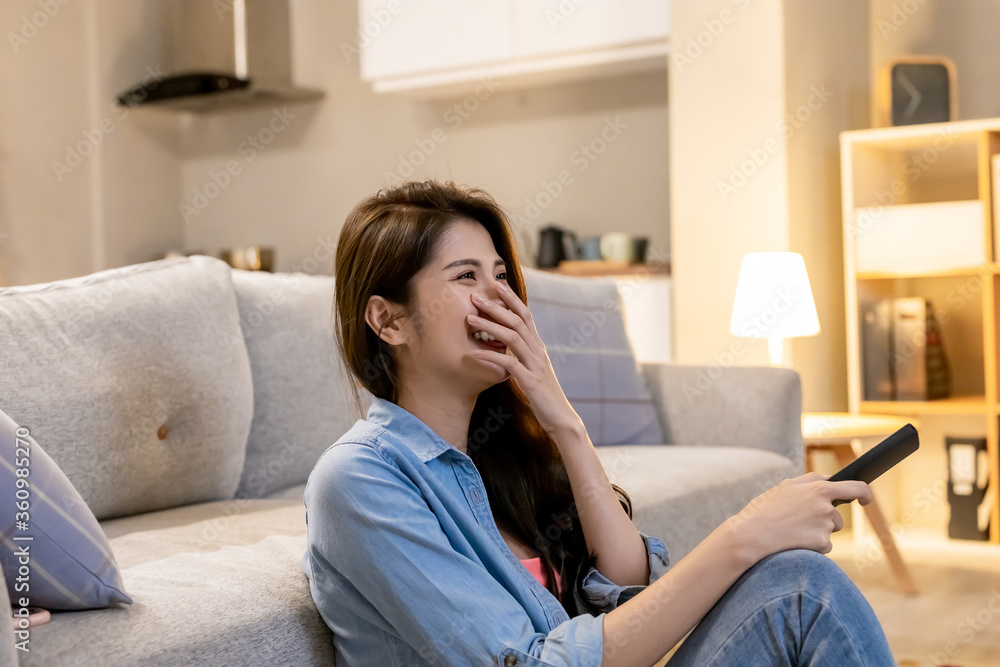 女人在家看电视