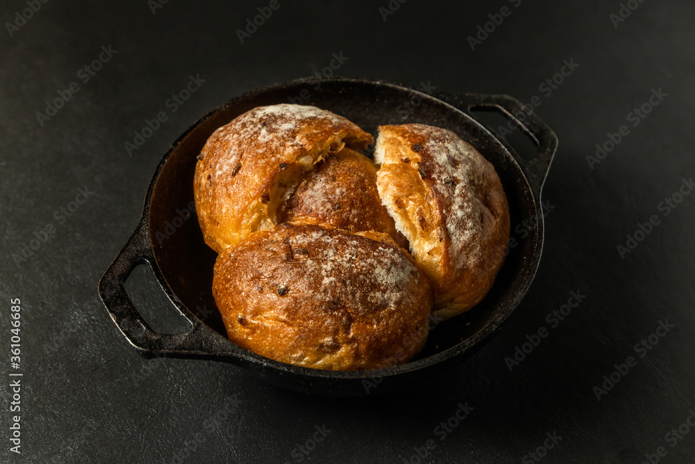 手作りパン　Handmade bread baked in a cast iron oven