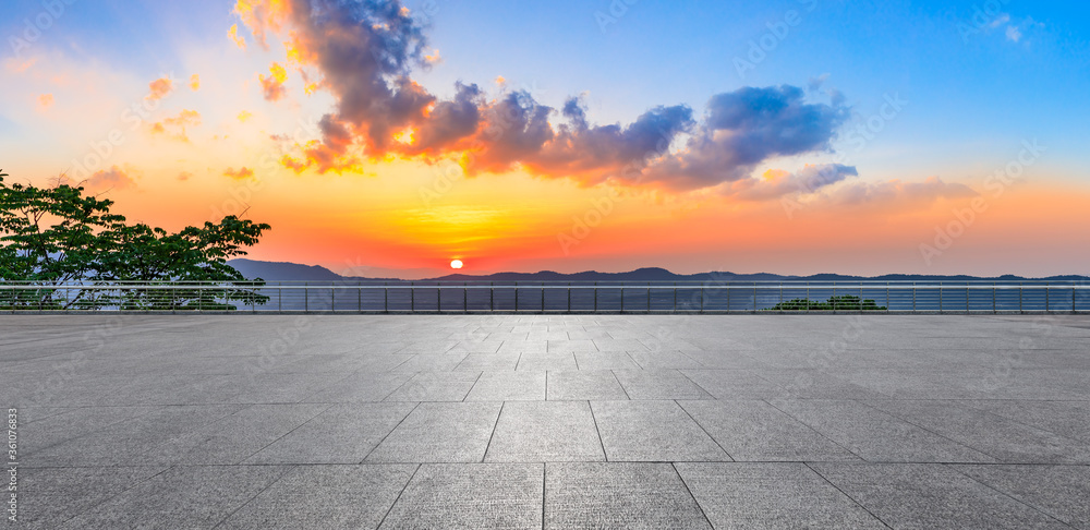 杭州日落时，空荡荡的地板和山上有美丽的天空云朵。