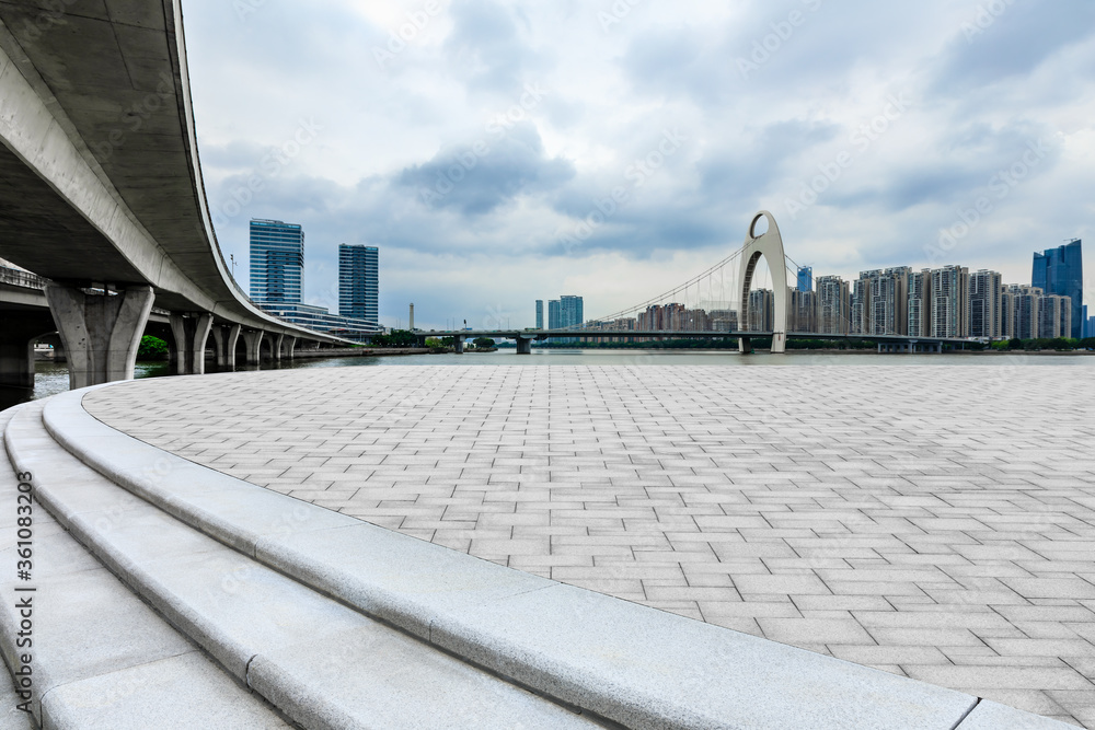 中国广州，空荡荡的楼层和城市天际线，建筑林立。