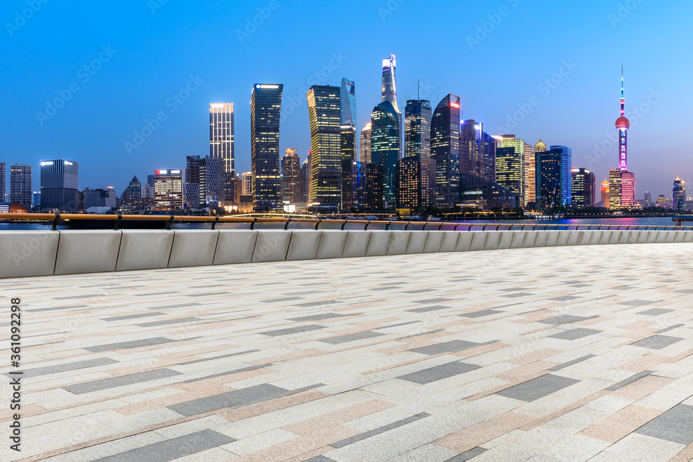 空旷的广场层和夜晚的上海陆家嘴商业大厦景色，中国。