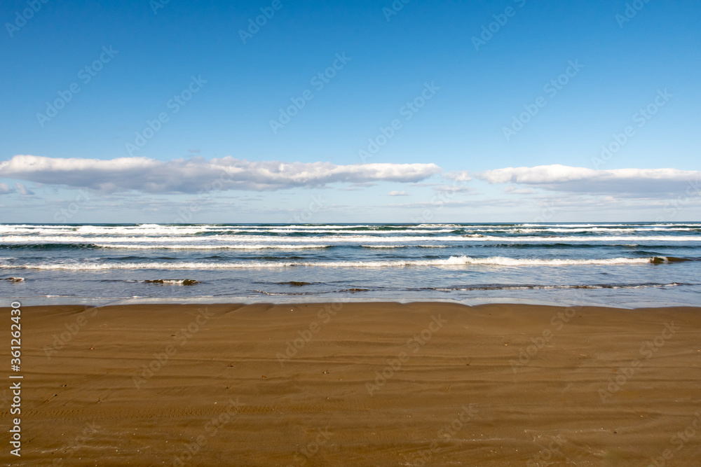 从日本诺托半岛的七里滨海滩车道看简单的海景