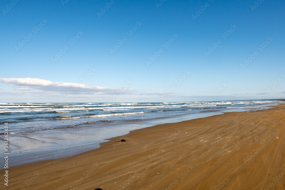 从日本诺托半岛的七里滨海滩车道俯瞰简单的海景，沙滩上有汽车轮胎的痕迹