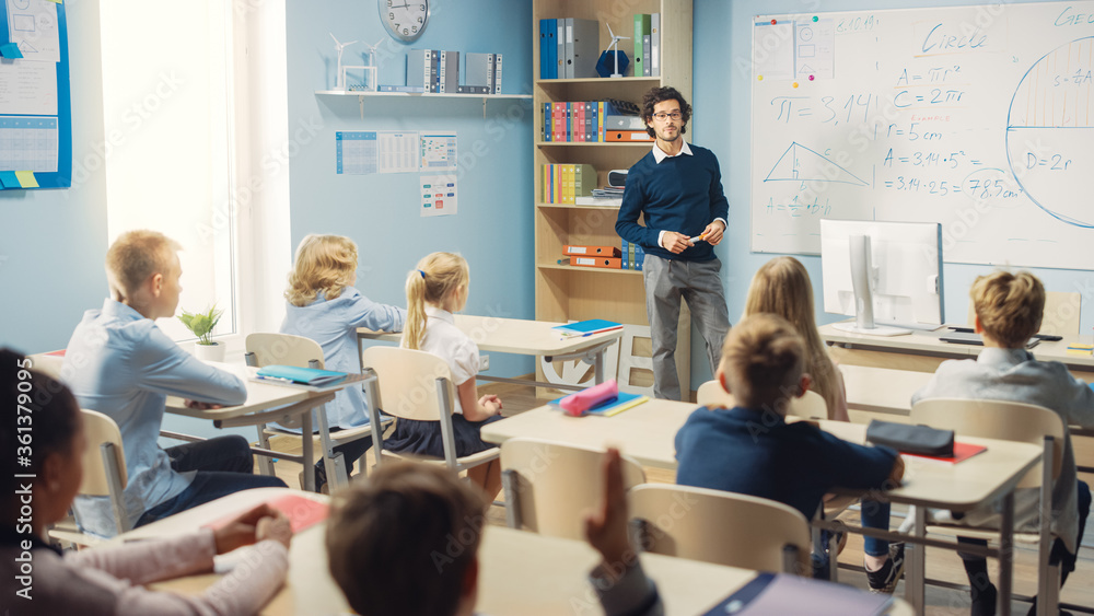 天才教师在小学向充满聪明多样的孩子的教室讲解课程