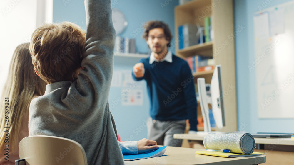 天才教师在小学向充满聪明多样的孩子的教室讲解课程