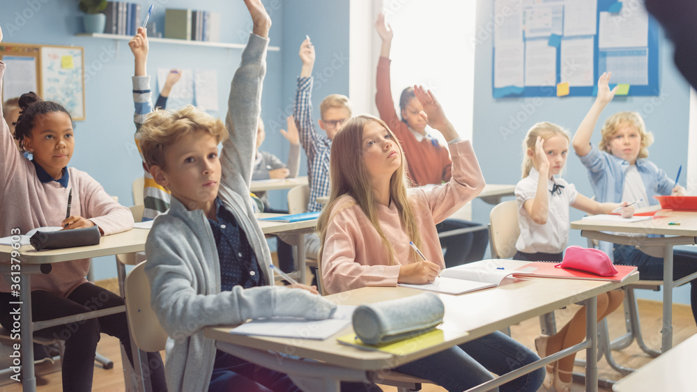 孩子们专心听老师讲课的小学课堂。大家都加油