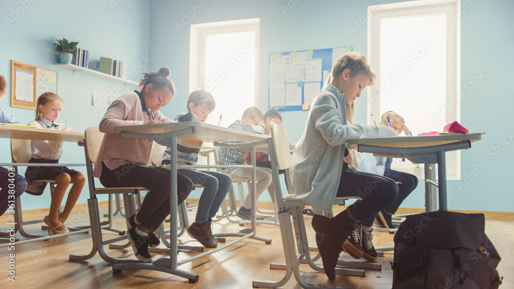 一个充满多样化孩子的教室的镜头。在小学一群聪明的多民族孩子W