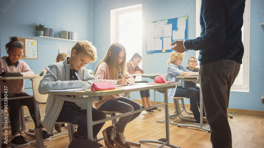 在G小学，热情的老师向充满多样化孩子的教室讲解课程