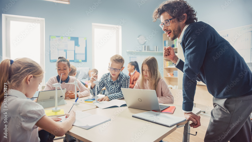 在小学：班上聪明的幼儿团队使用平板电脑进行教学