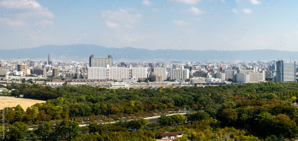 日本大阪。从mai上的大阪城堡观景台看到的日本现代大阪城全景