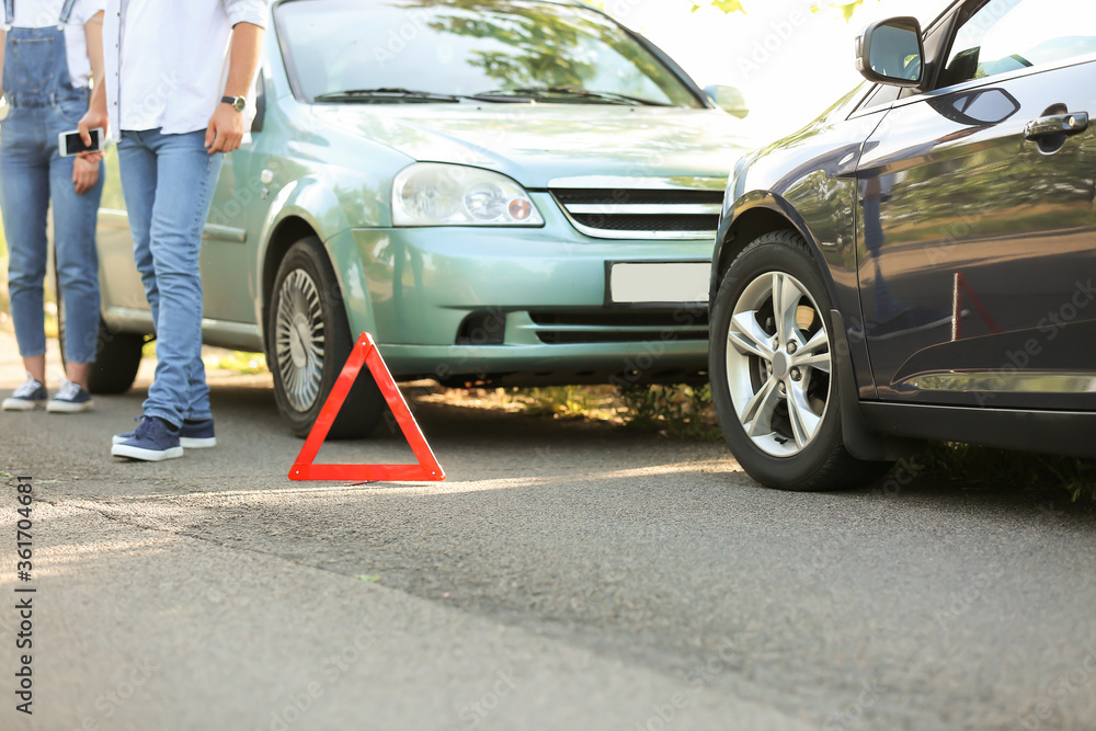 道路上发生事故后，破碎汽车附近的紧急停车标志