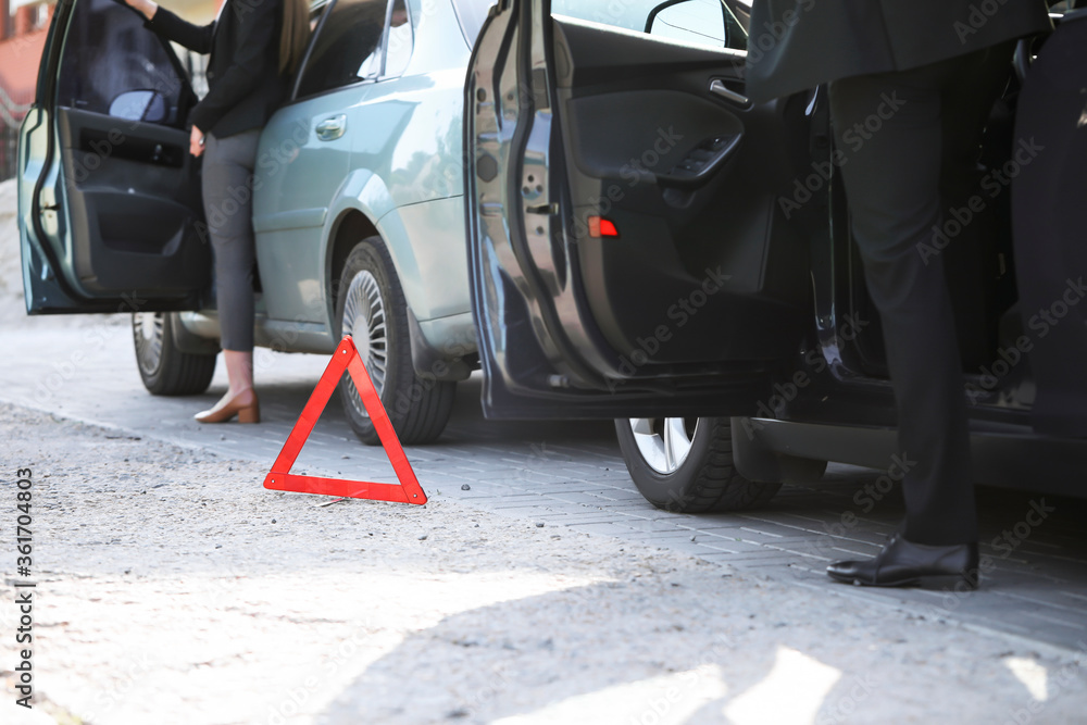 道路上发生事故后，破碎汽车附近的紧急停车标志