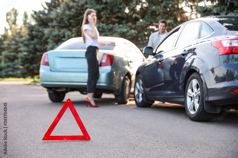 道路上发生事故后，破碎汽车附近的紧急停车标志