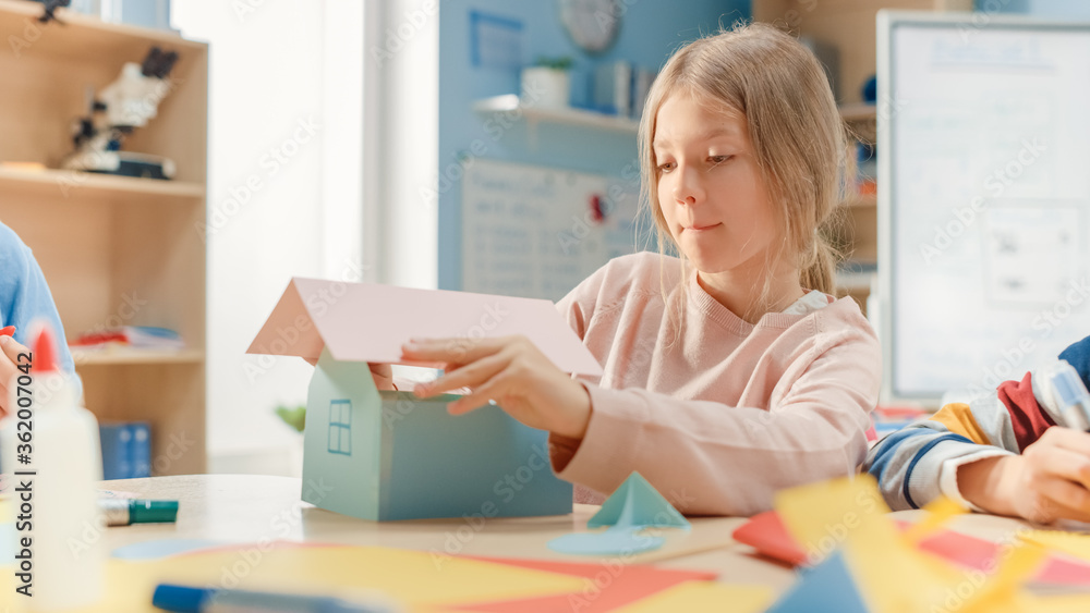 小学工艺美术课：可爱的金发小女孩和同学在汉族玩得很开心