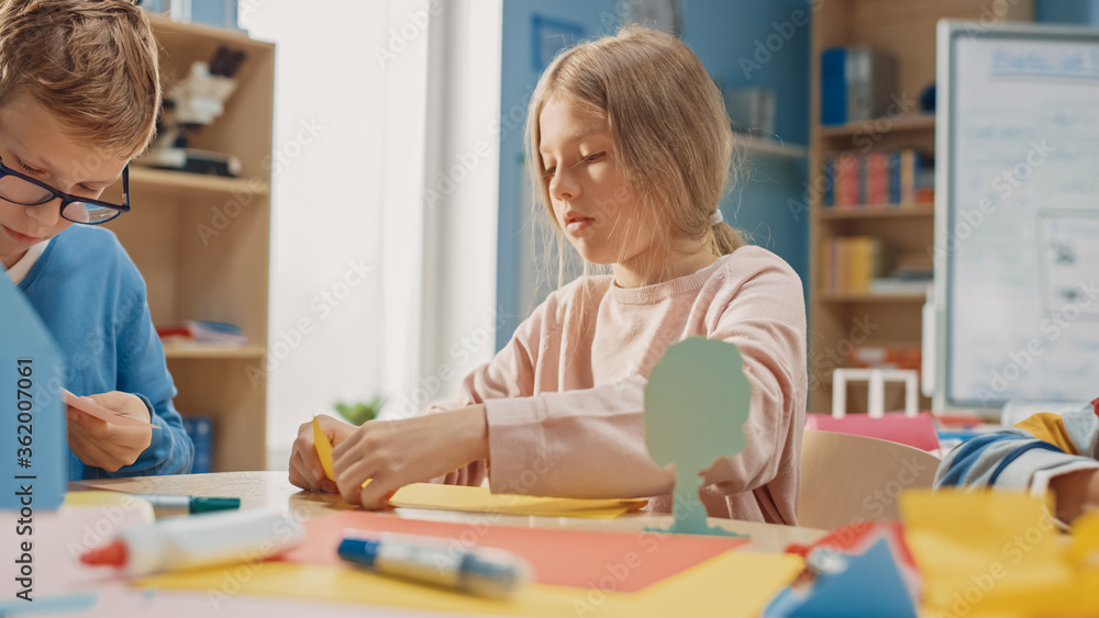 小学工艺美术课：可爱的金发小女孩和同学在汉族玩得很开心