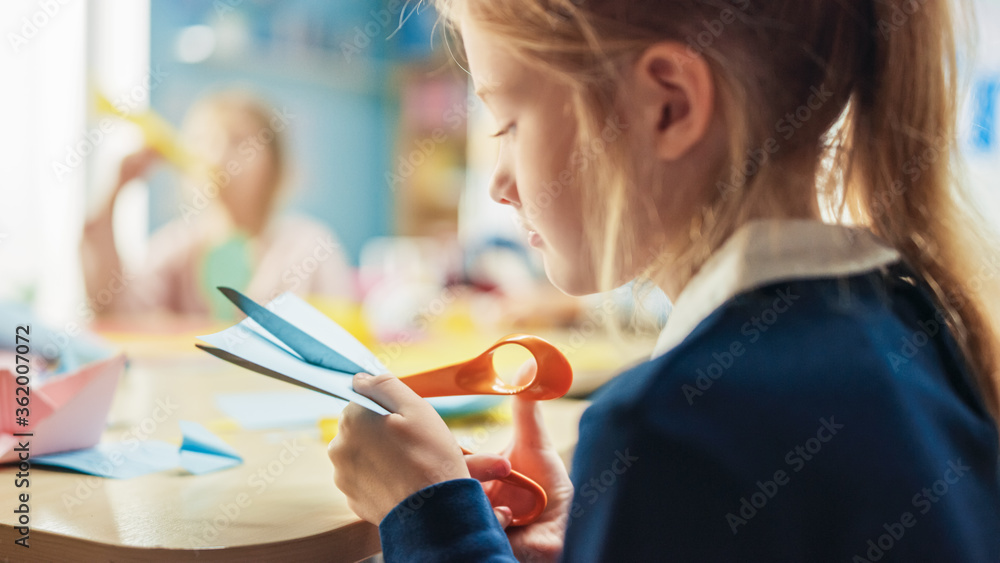 小学工艺美术课：一个女孩在手工艺品项目上玩得很开心，C