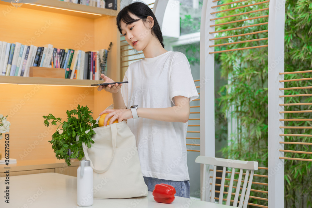 一个用帆布包着蔬菜的纯洁女孩