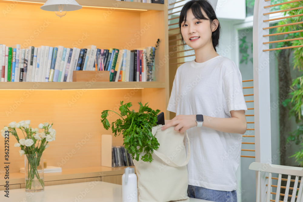 一个用帆布包着蔬菜的纯洁女孩