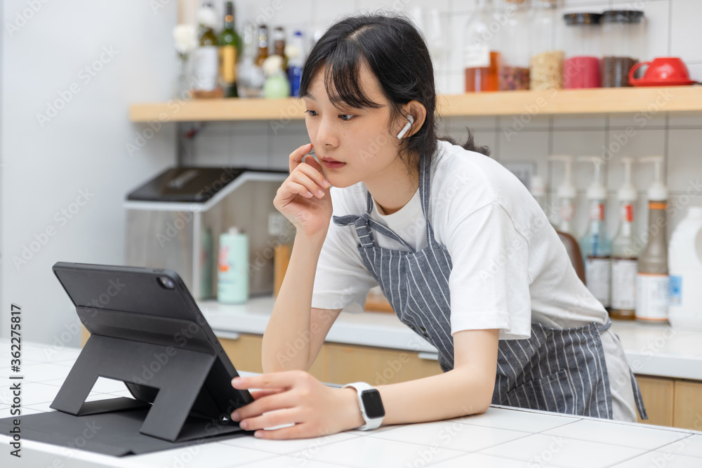 厨房里使用平板电脑的纯女孩