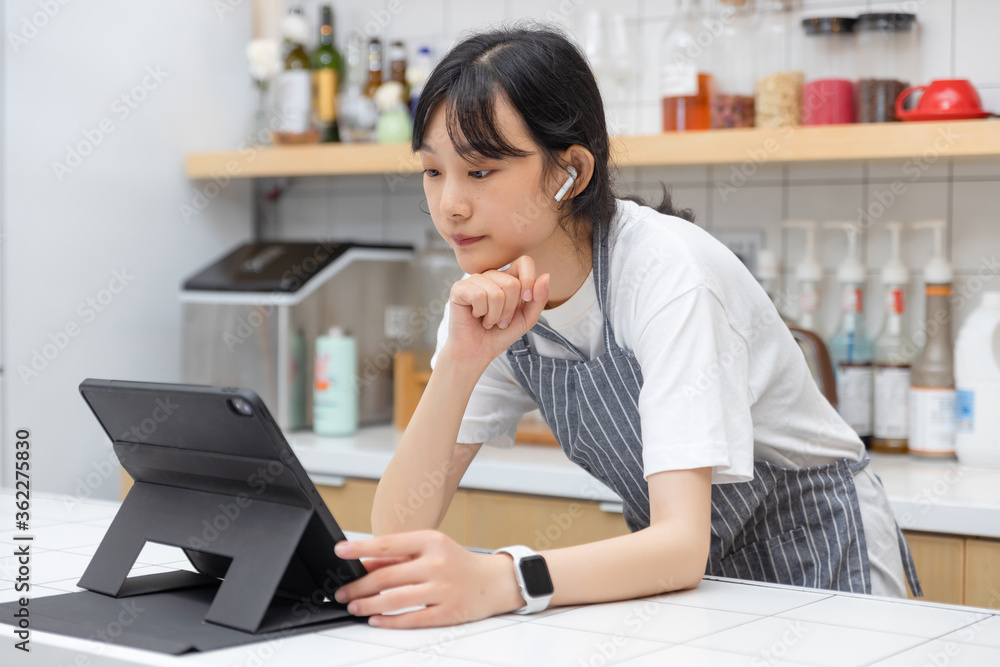 厨房里使用平板电脑的清纯女孩