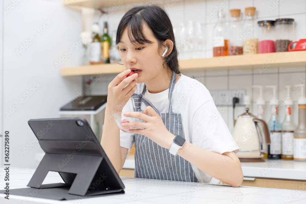 厨房里使用平板电脑的纯女孩