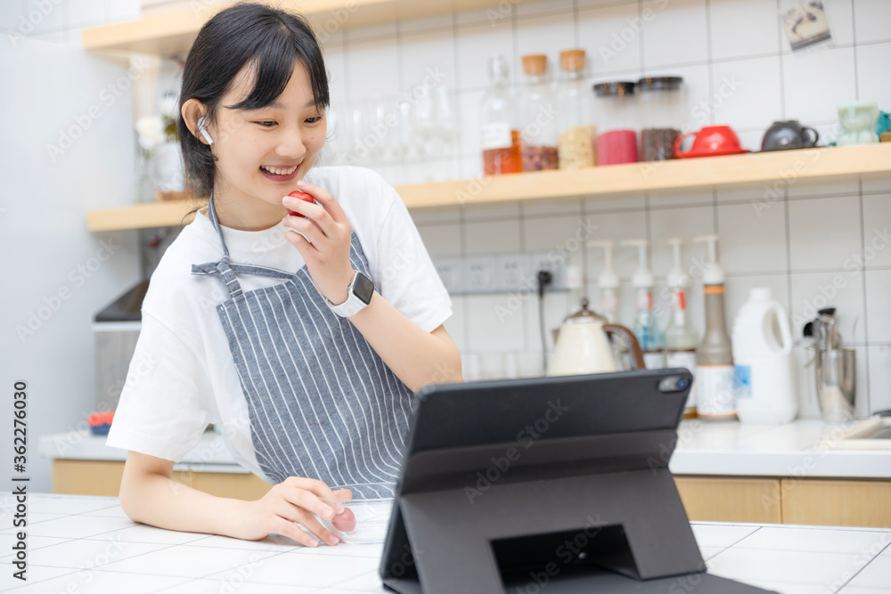 厨房里使用平板电脑的纯女孩