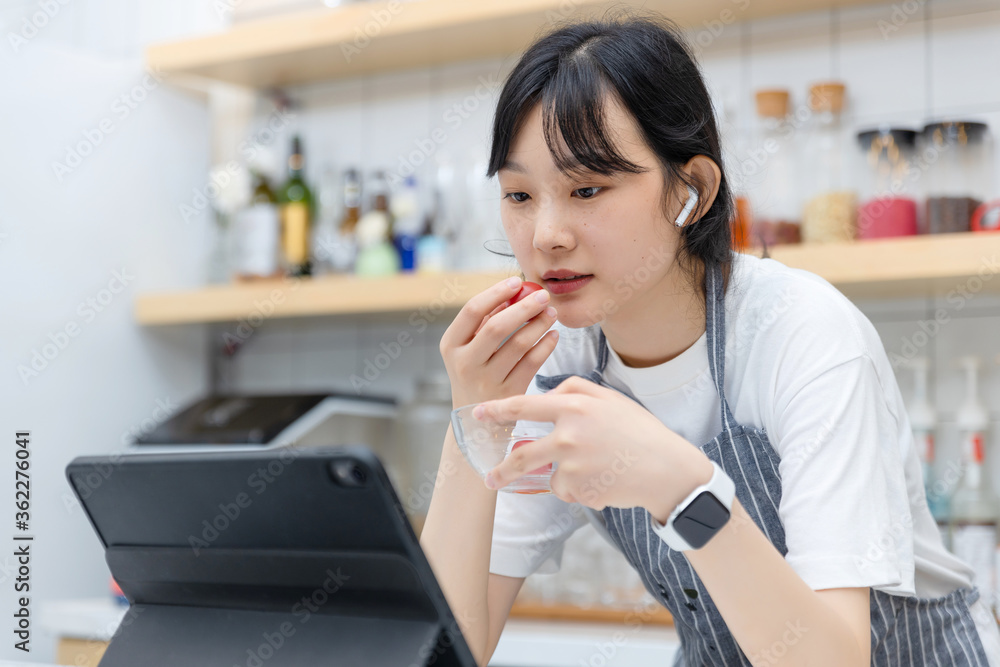 厨房里使用平板电脑的纯女孩