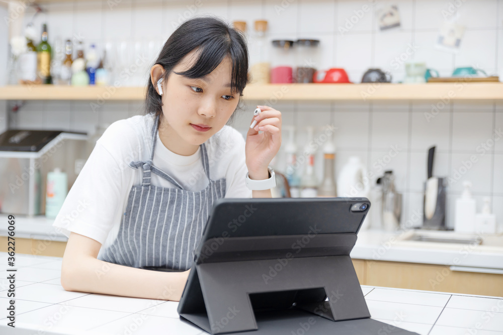 厨房里使用平板电脑的纯女孩